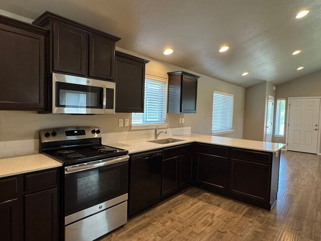 Building Photo - Beautiful 2 bedroom/1 bath home in Cottage Grove