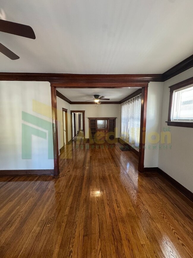 Building Photo - Updated Bungalow - 4Bed - Great location!