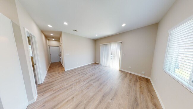 Building Photo - 4 bed house on Adobe!
