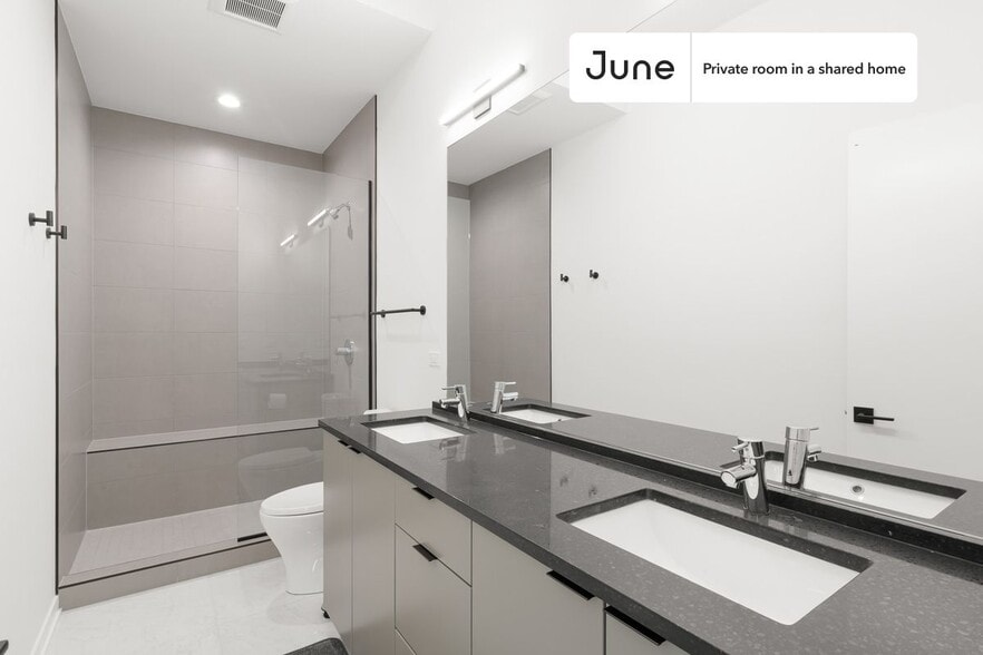 Building Photo - Private bedroom in 4 bed/3 bath Home