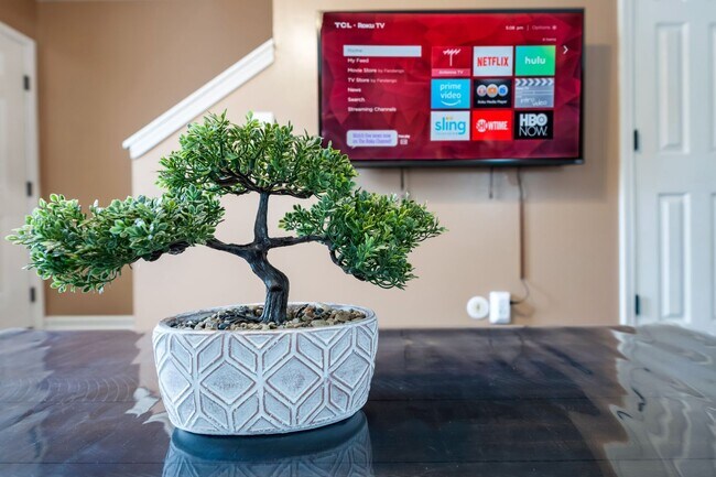 Building Photo - Hope’s Place | Cozy 2BR Condo Near Fort Campbell