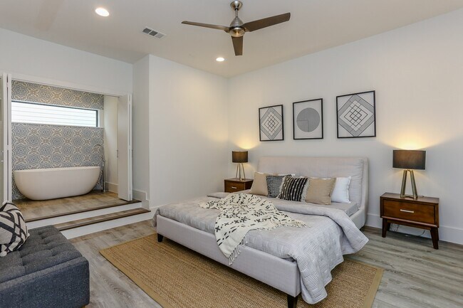 Building Photo - 3404 Saltus St