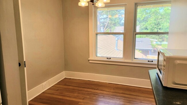 Building Photo - Bright and Spacious vintage 2 bedroom apar...