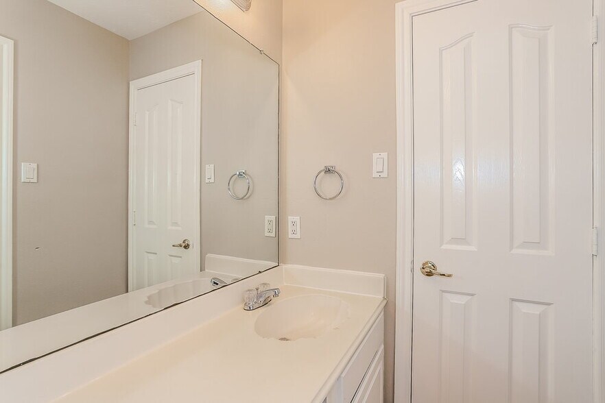 Building Photo - 22946 Sugar Bear Dr