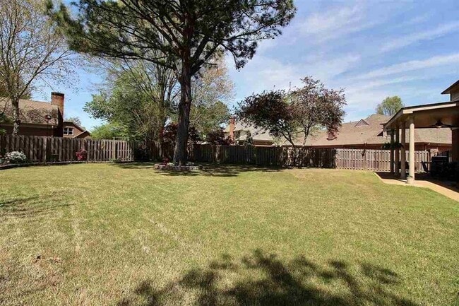 Building Photo - 2345 Linkenholt Dr