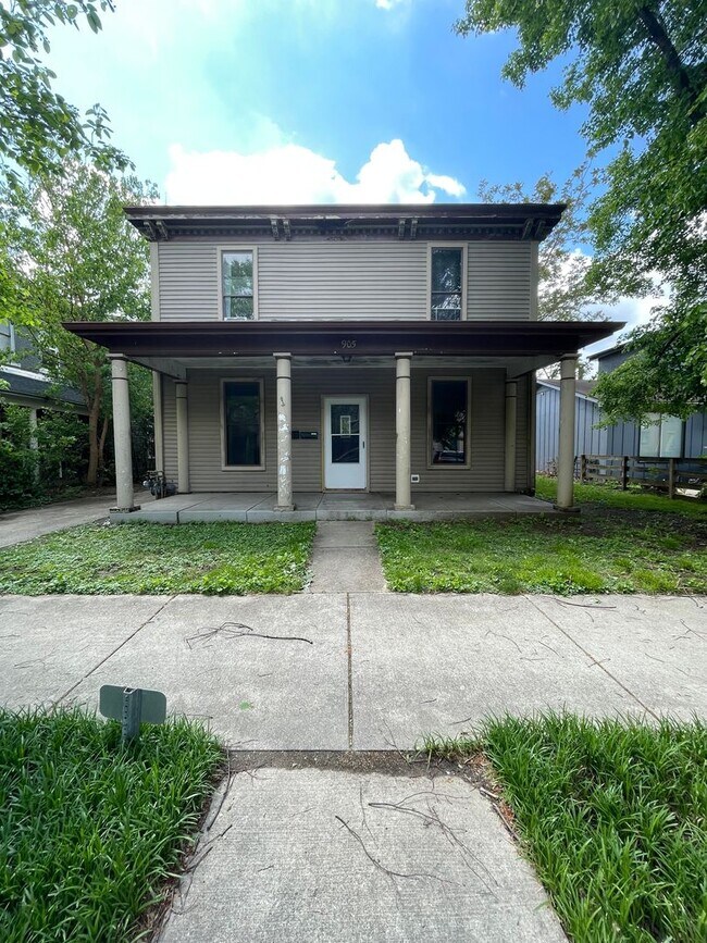 Building Photo - 905 North-5T