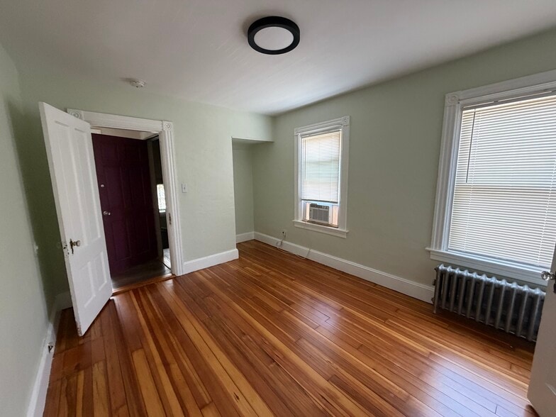 Larger bedroom - 232 Lowden St
