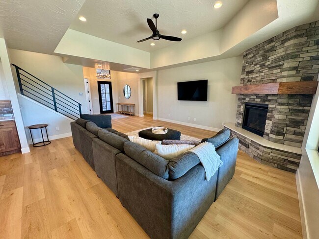 Building Photo - Beautiful Modern 5 Bedroom Furnished Home!!