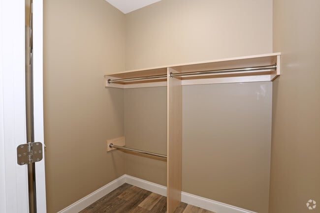 1BR - Walk In Closet - Laurel Point Apartments