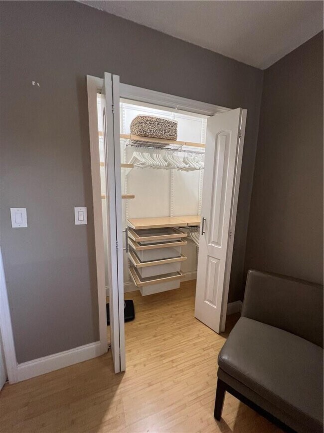 Building Photo - 811 NE 14th Pl