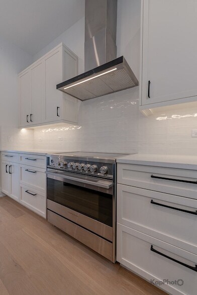 Building Photo - 901 W Cullerton St