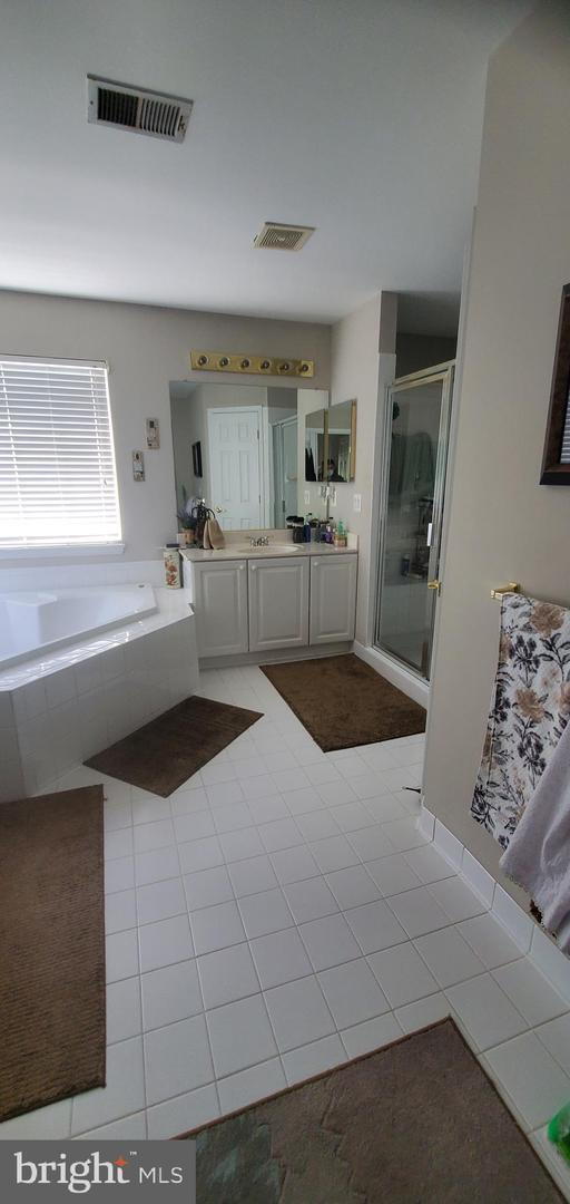 Building Photo - Elegant Colonial Near Parks, Shopping, and Commuter Routes