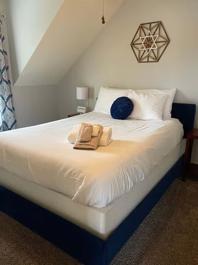 Building Photo - 206 E St