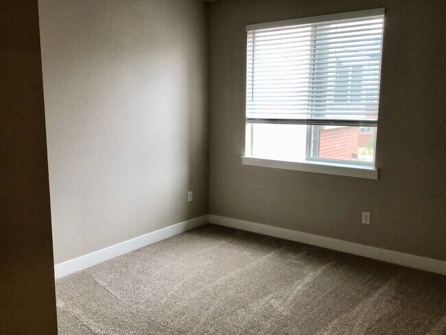 Building Photo - Wonderful 2bed 2 bath condo for rent at LI...