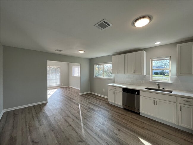 Building Photo - 1942 Center St