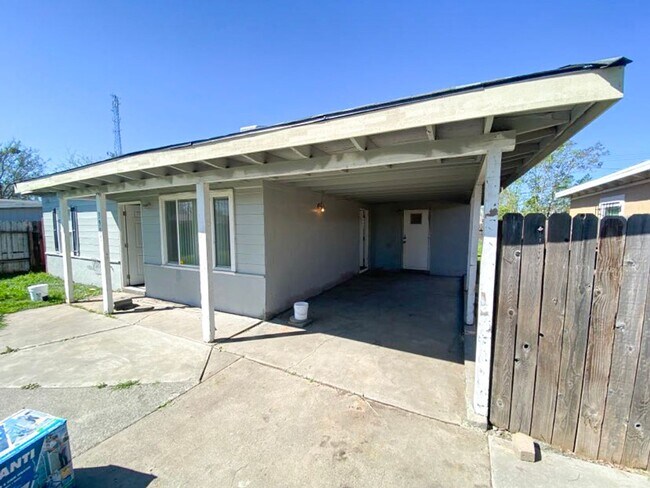 Building Photo - 3905 Huron St