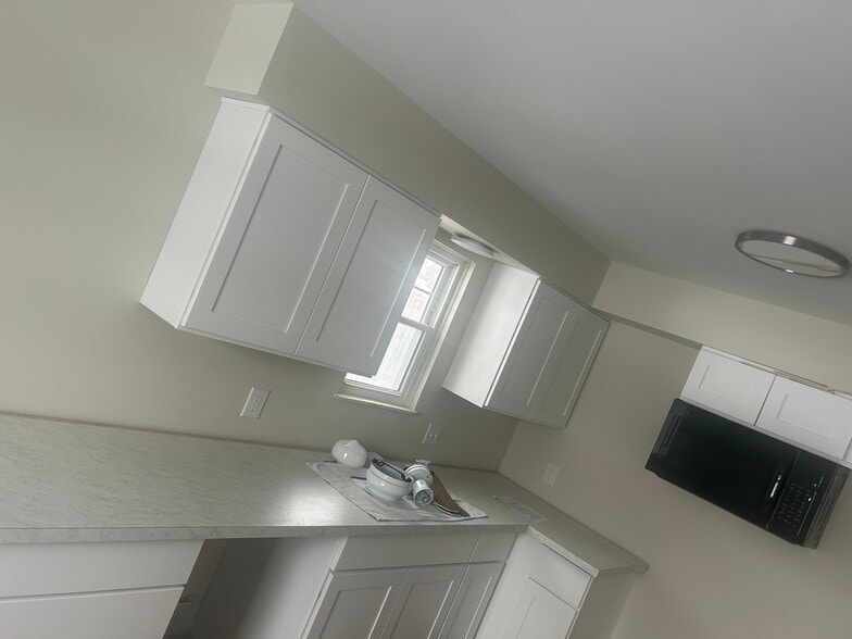 Building Photo - 2510 10th Ave