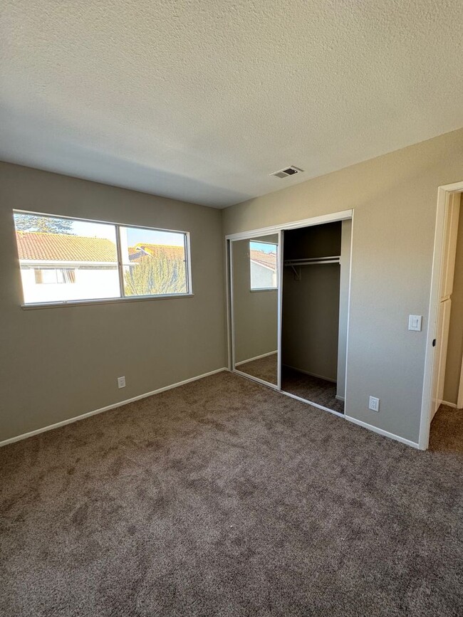 Building Photo - Condo for rent in Oxnard Near Cabrillo Park