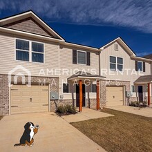 Building Photo - Stylish two level home with open concept l...