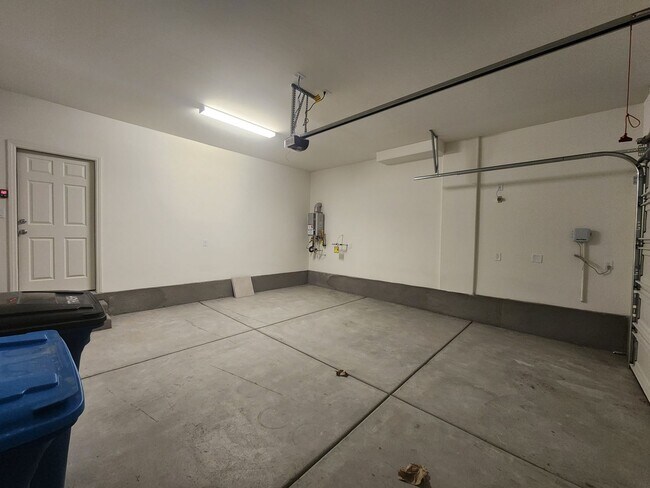 Building Photo - WOW Four Bedroom in North Summerlin!