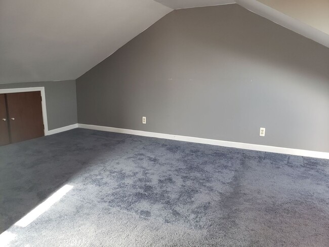Building Photo - 2 Bedroom 2 Bathroom Single Family Home (South Side Slopes)