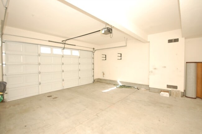 Building Photo - Amazing Location Home in Carlsbad with Lag...