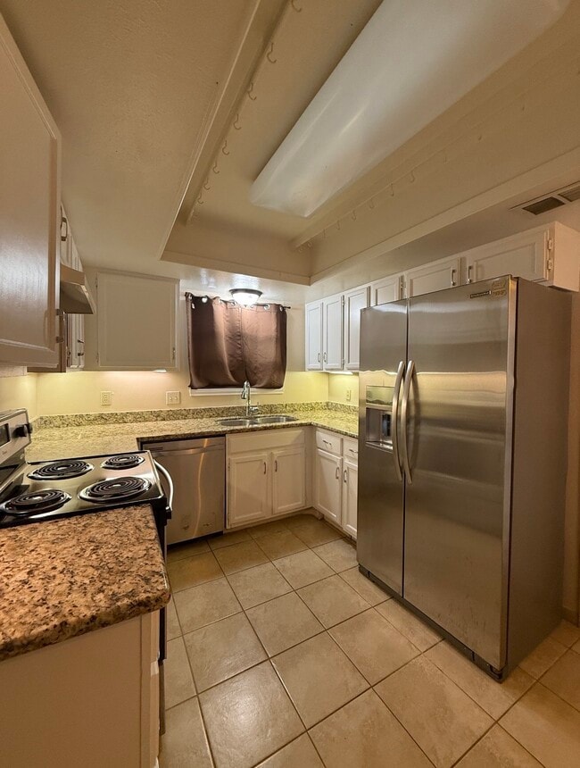 Building Photo - 2920 Cambridge Ln