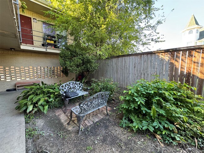 Building Photo - 807 Heights Blvd