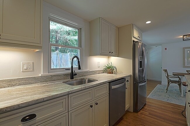 Building Photo - 113 Central St