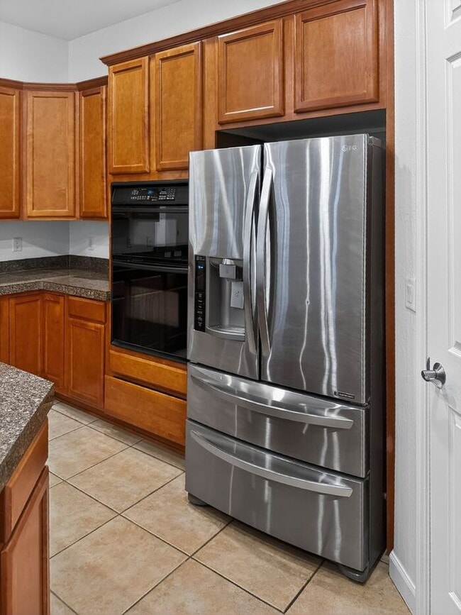 Building Photo - Spacious 3 car garage home at Paseo Trail!