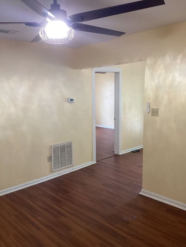 Building Photo - 3bedrooms Single Family House Availabe Now...