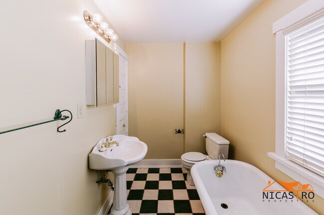 Building Photo - 2140 Waldeck Ave