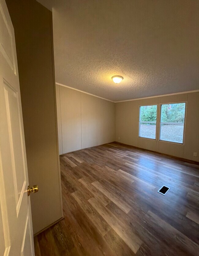 Building Photo - 103 Oak Ct