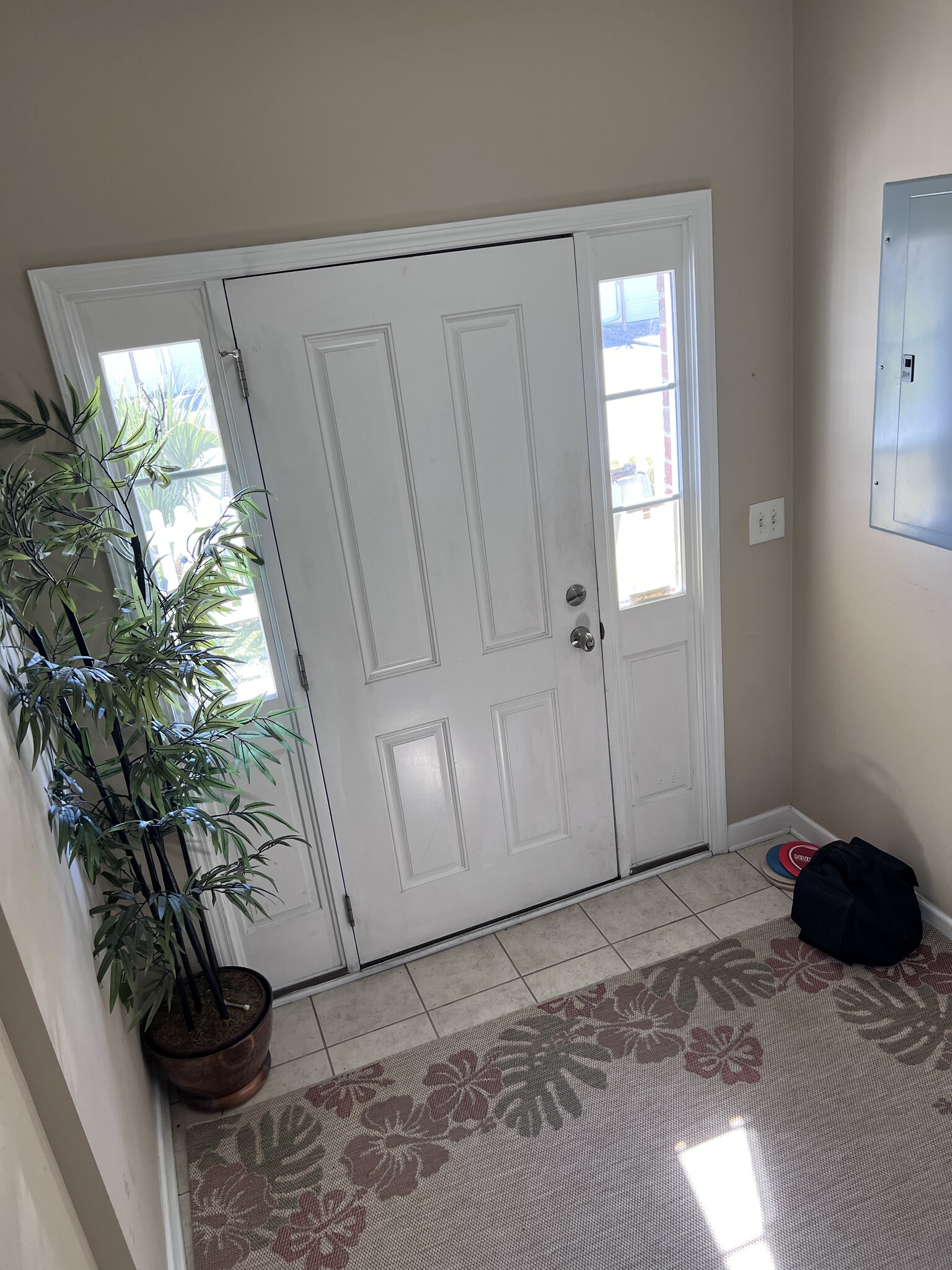 ENtry Foyer - 981 B Hackler Street