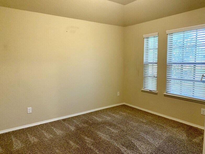 Building Photo - 1300 Foxglove Ln