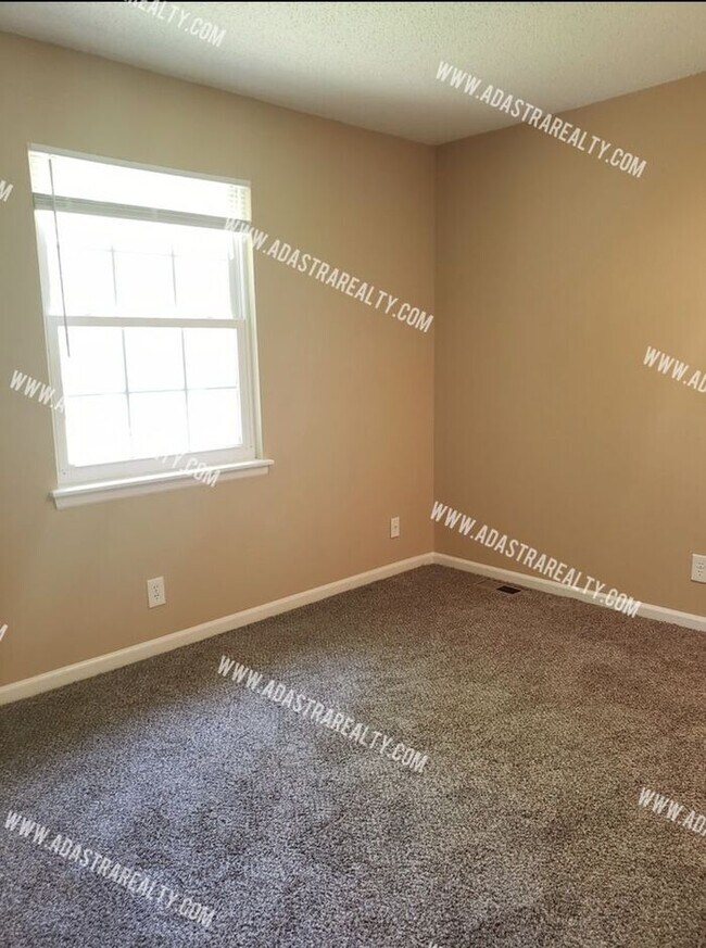 Building Photo - 3 Bedroom Duplex in Olathe North District-Available in AUGUST!!