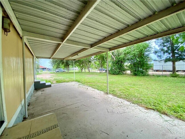 Building Photo - 14 Rd Runner St