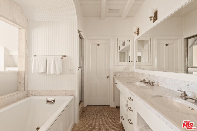 Building Photo - 501 Palisades Beach Rd