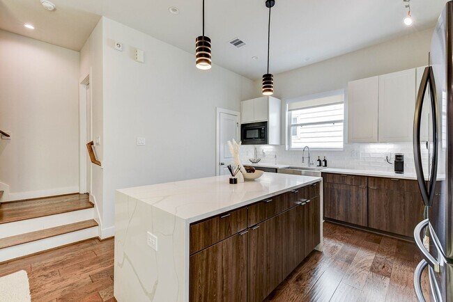 Building Photo - 5857 Dolores St