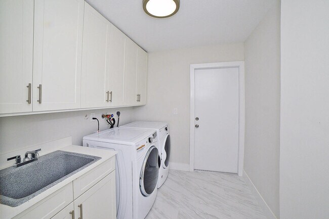 Building Photo - 6943 Giralda Cir