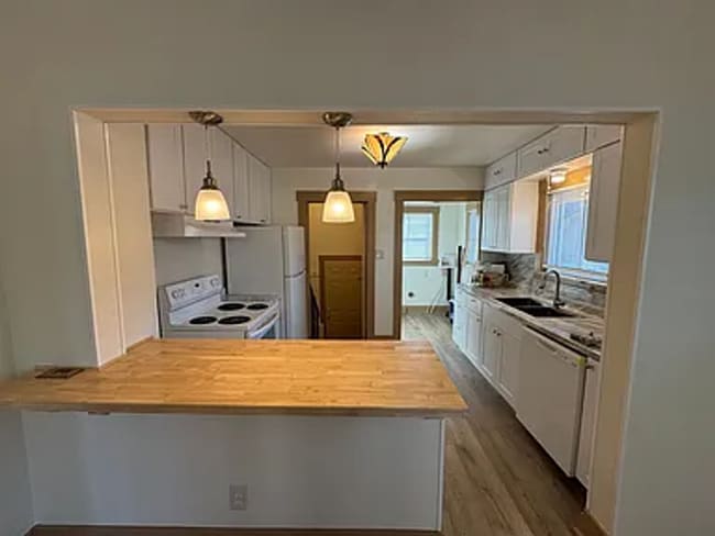 Building Photo - 4 bedroom 2 bathroom home!