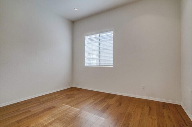 Building Photo - 852 N Poinsettia Pl