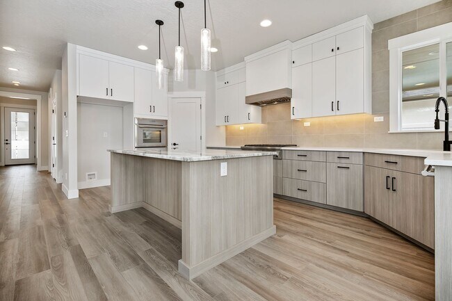 Building Photo - Luxury 5 Bed, 3 Bath home with over 3,000 sq. ft.