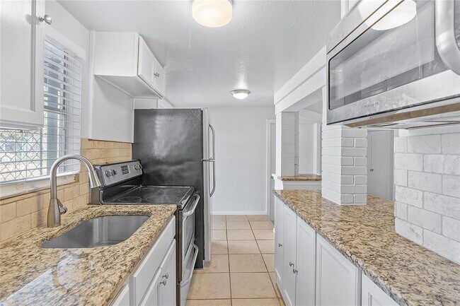 Building Photo - 203 Laguna Vista Dr
