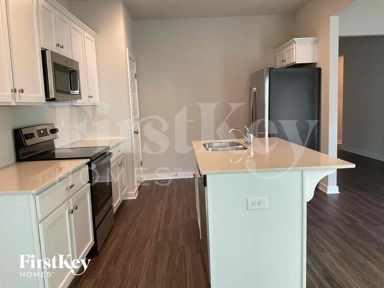 Building Photo - 145 Avalon Wy