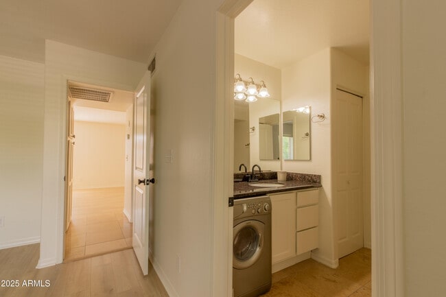 Building Photo - 3619 E Monterosa St