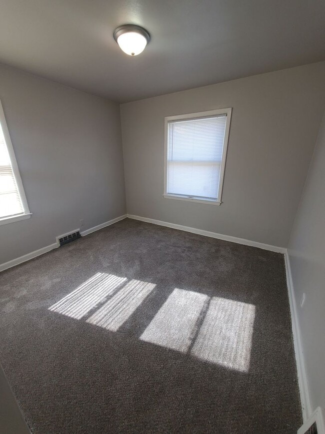 Building Photo - 2 Bedroom Single Family - Brand new Flooring