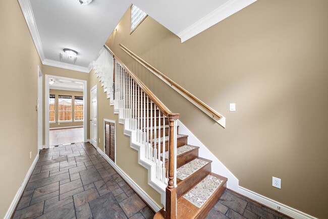 Building Photo - 2927 Clinton Dr