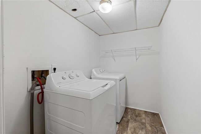 Building Photo - 880 Winfield Ct