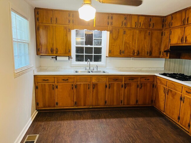 Building Photo - 3 bedroom, 1.5 all brick ranch with 2 car ...